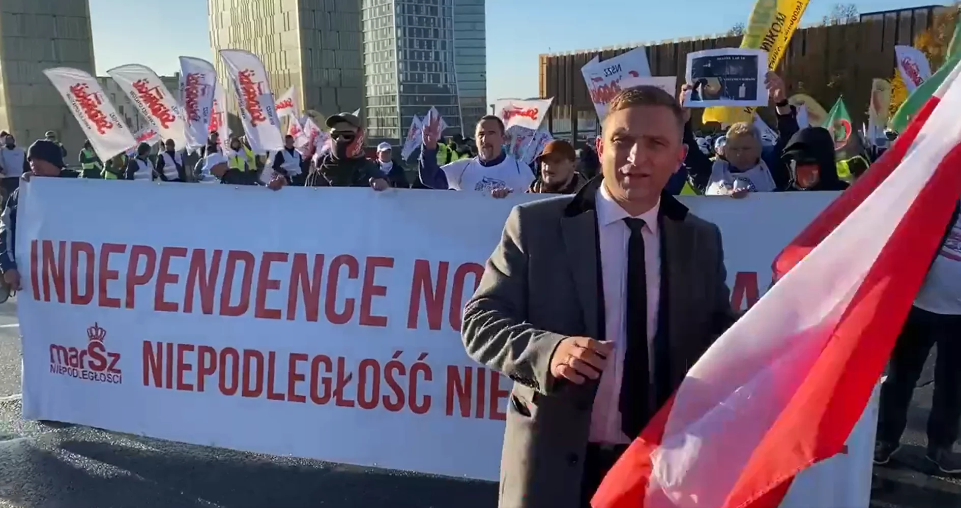 Robert Bąkiewicz na demonstracji przed TSUE w Luksemburgu