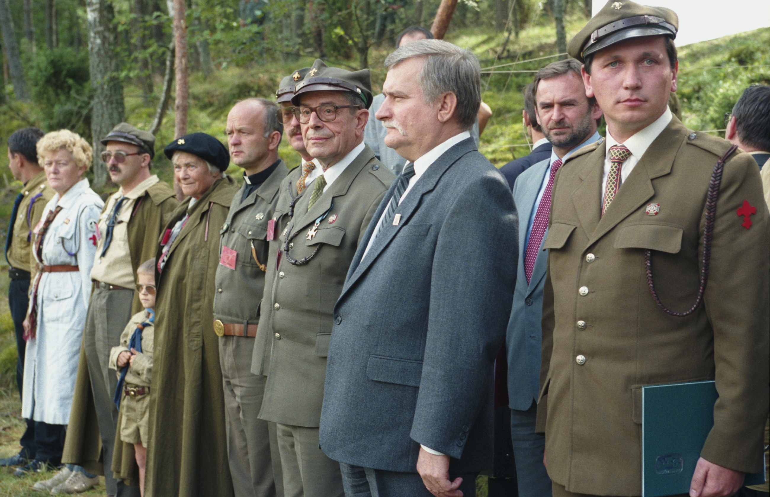 Nz. m.in. naczelnik ZHP harcmistrz Ryszard Pacławski, prezydent Lech Wałęsa, przewodniczący ZHP hm. Stefan Mirowski, hm. Anna Zawadzka