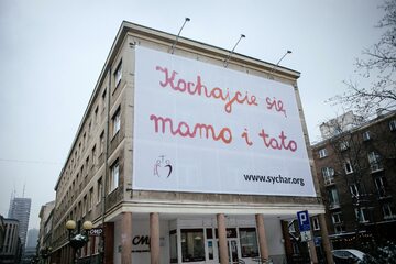 Baner prorodzinny na ul. Chmielnej w Warszawie