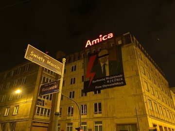 Baner z wizerunkiem Bartłomieja Wróblewskiego (PiS) w centrum Poznania