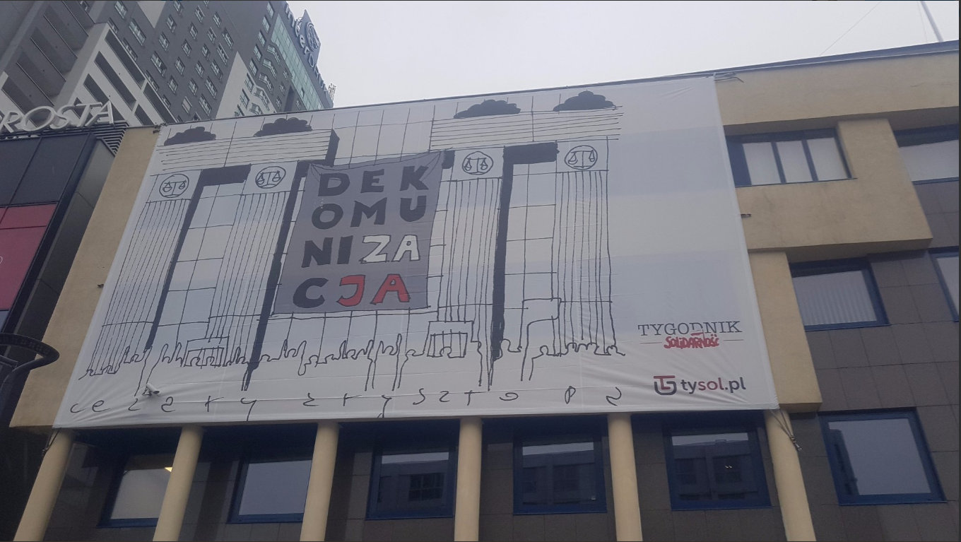 Baner "dekomunizacja" na siedzibie "Tygodnika Solidarność"