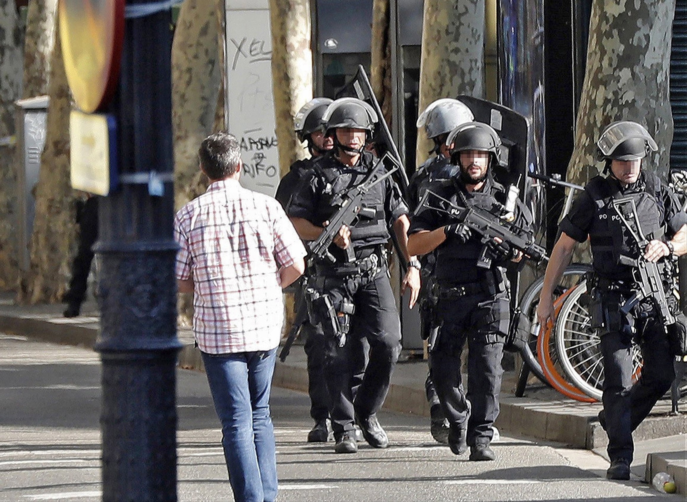 Hiszpańska policja na ulicach Barcelony