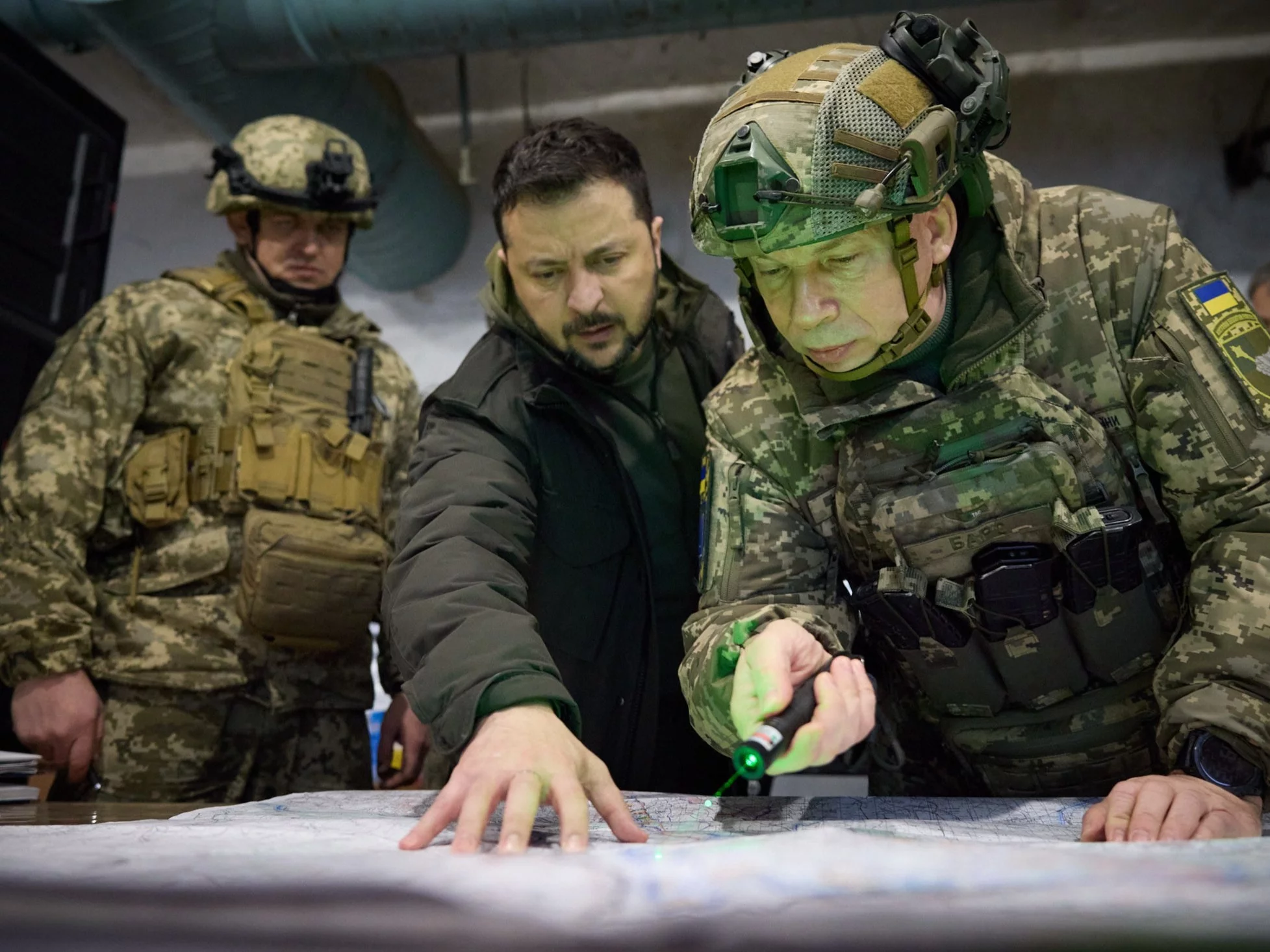 Prezydent Ukrainy Wołodymyr Zełenski z ukraińskimi żołnierzami w Kupiańsku