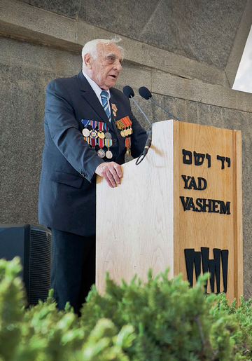 Baruch Schub vel Shub przemawiający w instytucie Yad Vashem podczas uroczystości upamiętniającej zwycięstwo aliantów nad hitlerowskimi Niemcami, 9 maja 2012 r.