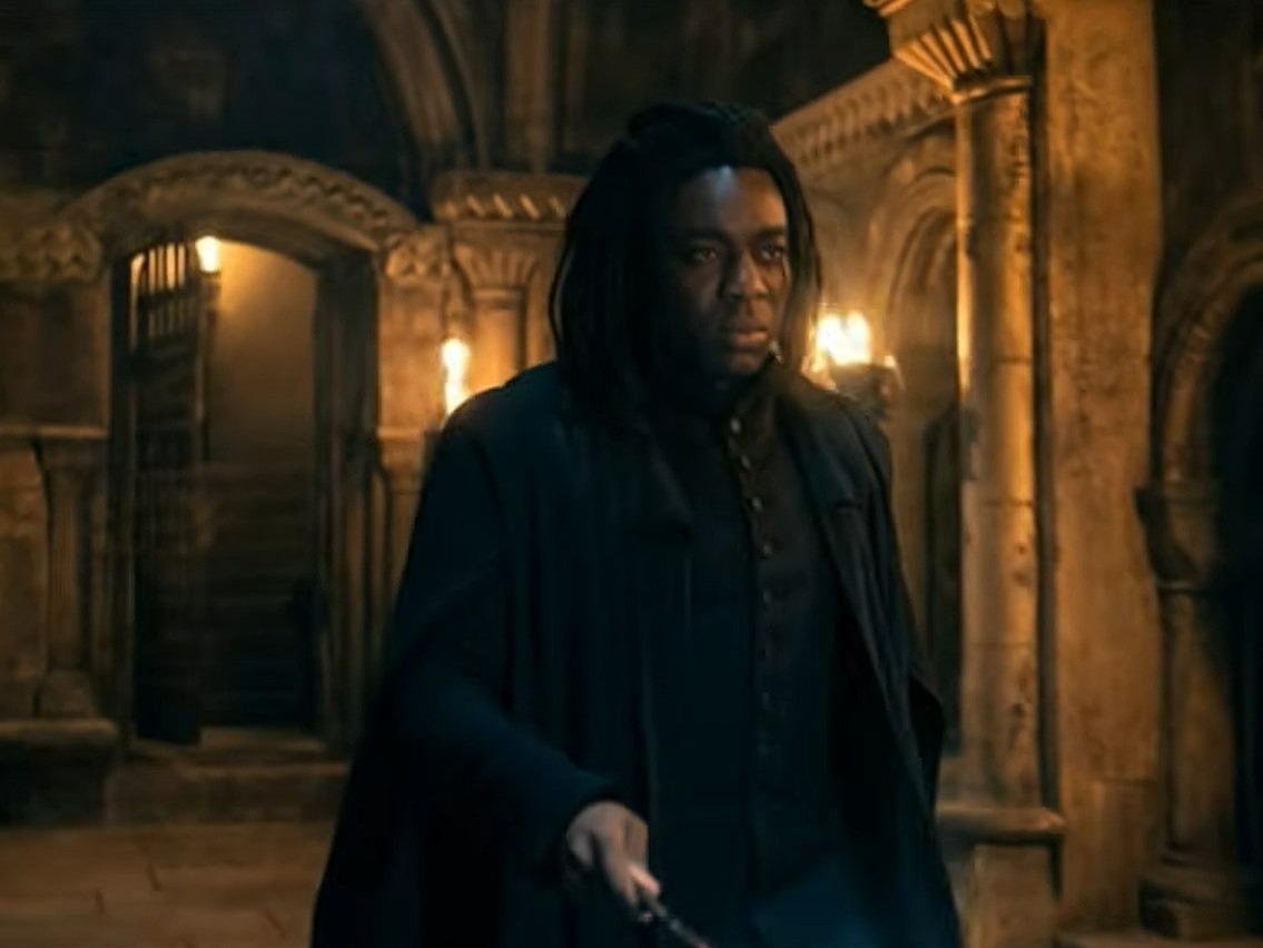 Nowa ekranizacja powieści o Harrym Potterze (serial HBO) już doprowadziła do białej gorączki fanów, którzy rwą włosy z głowy, oglądając zwiastun z czarnoskórym Severusem Snape’em (w tej roli został obsadzony Paapa Essiedu)
