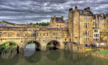 Bath (po angielsku kąpiel) leży w zachodniej Anglii w hrabstwie Somerset, 156 km od Londynu, w dolinie rzeki Avon
