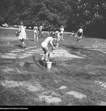 Bawiące się dzieci. Warszawa, 1979 rok