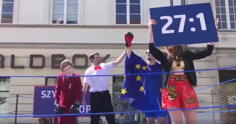 Przestawienie w centrum Warszawy prezentujące "pojedynek" Beaty Szyło z Unią Europejską