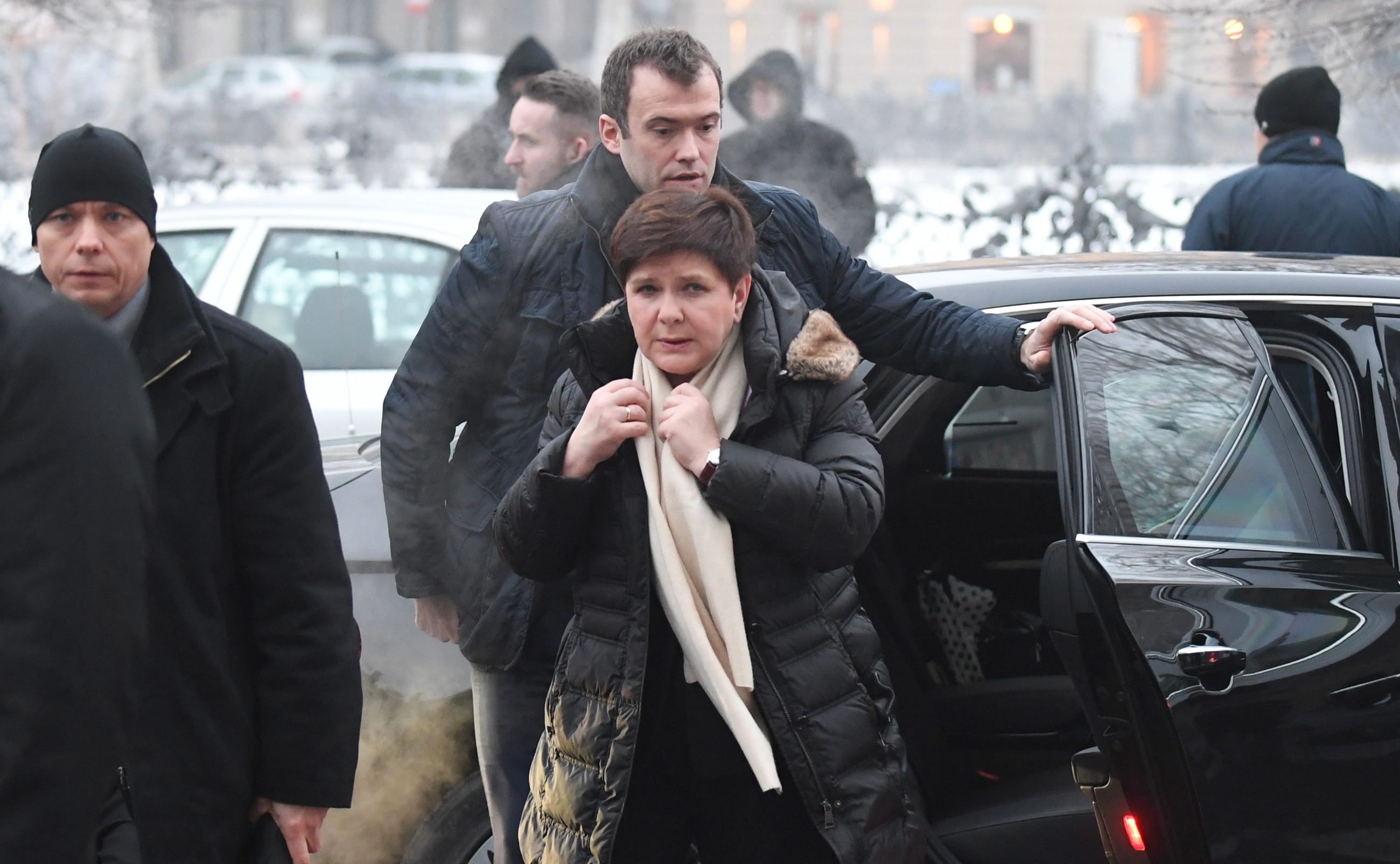 Premier Beata Szydło w otoczeniu oficerów BOR