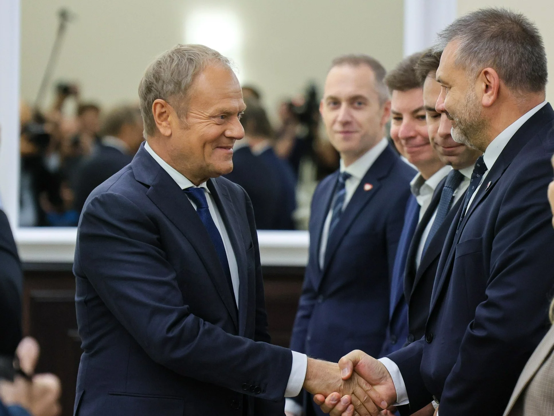 Premier Donald Tusk (L) oraz minister sprawiedliwości Waldemar Żurek (2P) na posiedzeniu rządu w KPRM w Warszawie
