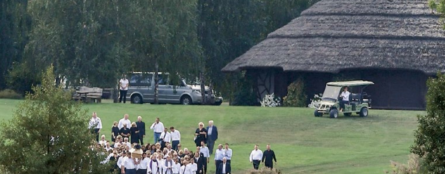 Piotra Woźniaka-Staraka nie pochowano na cmentarzu, ale na terenie prywatnej posiadłości na Mazurach