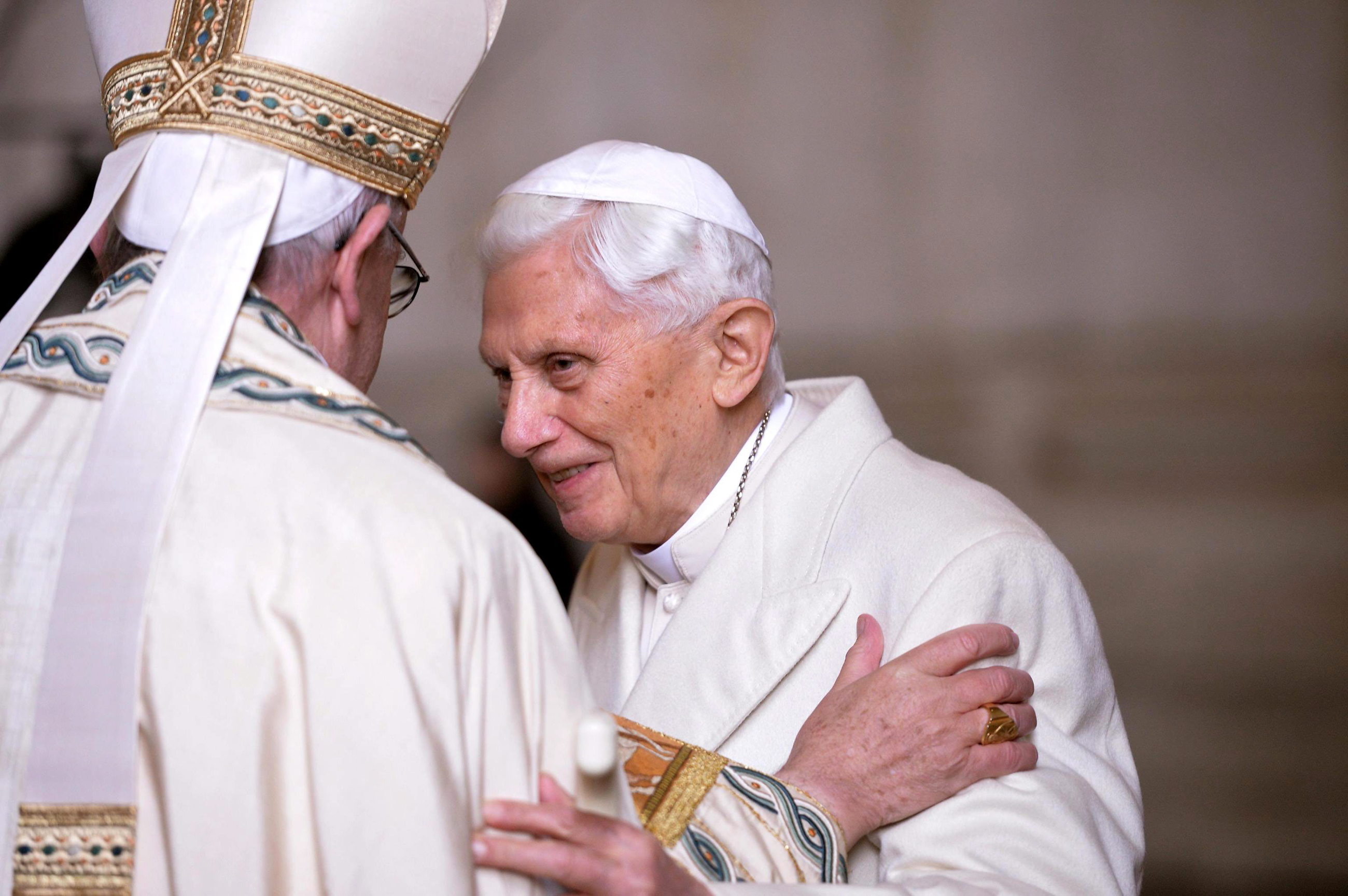 Papież Franciszek i emerytowany papież Benedykt XVI