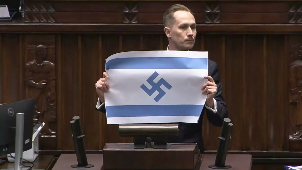 Konrad Berkowicz z flagą Izraela ze swastyką
