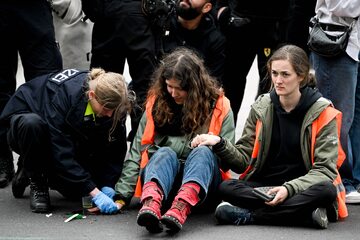 Berlin. "Aktywiści klimatyczni" podczas odklejania od asfaltu