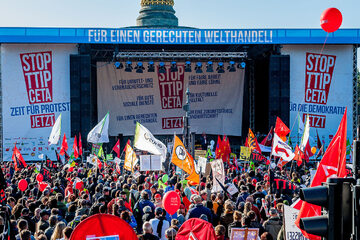 Berlin: Protest przeciw umowom CETA i TTIP