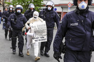 Berlin: Protesty przeciw restrykcjom wprowadzonym w związku z koronawirusem