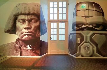 Berlińską wystawę otwierały zdjęcia Golema z niemieckiego filmu grozy z 1920 r. i golema-robota bojowego z jednego ze współczesnych filmów science fiction