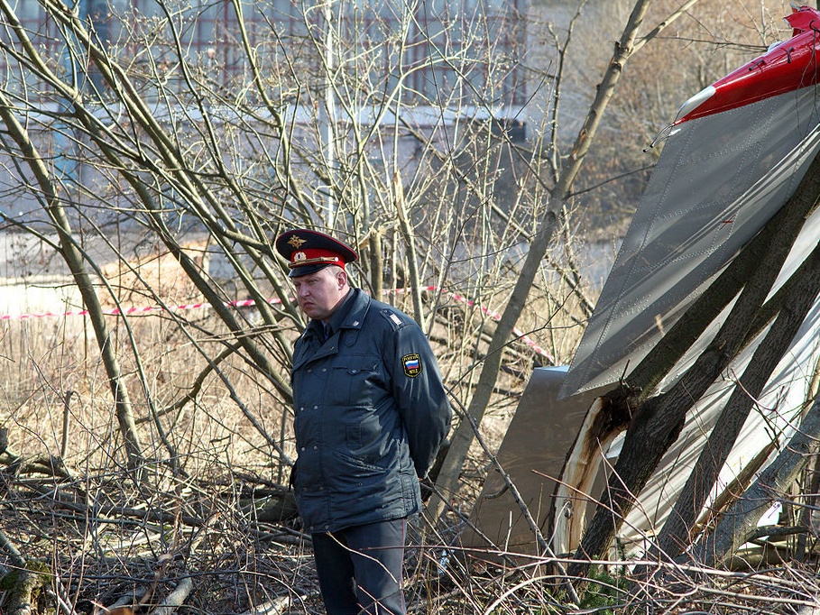 Fragment skrzydła Tu-154M na miejscu katastrofy