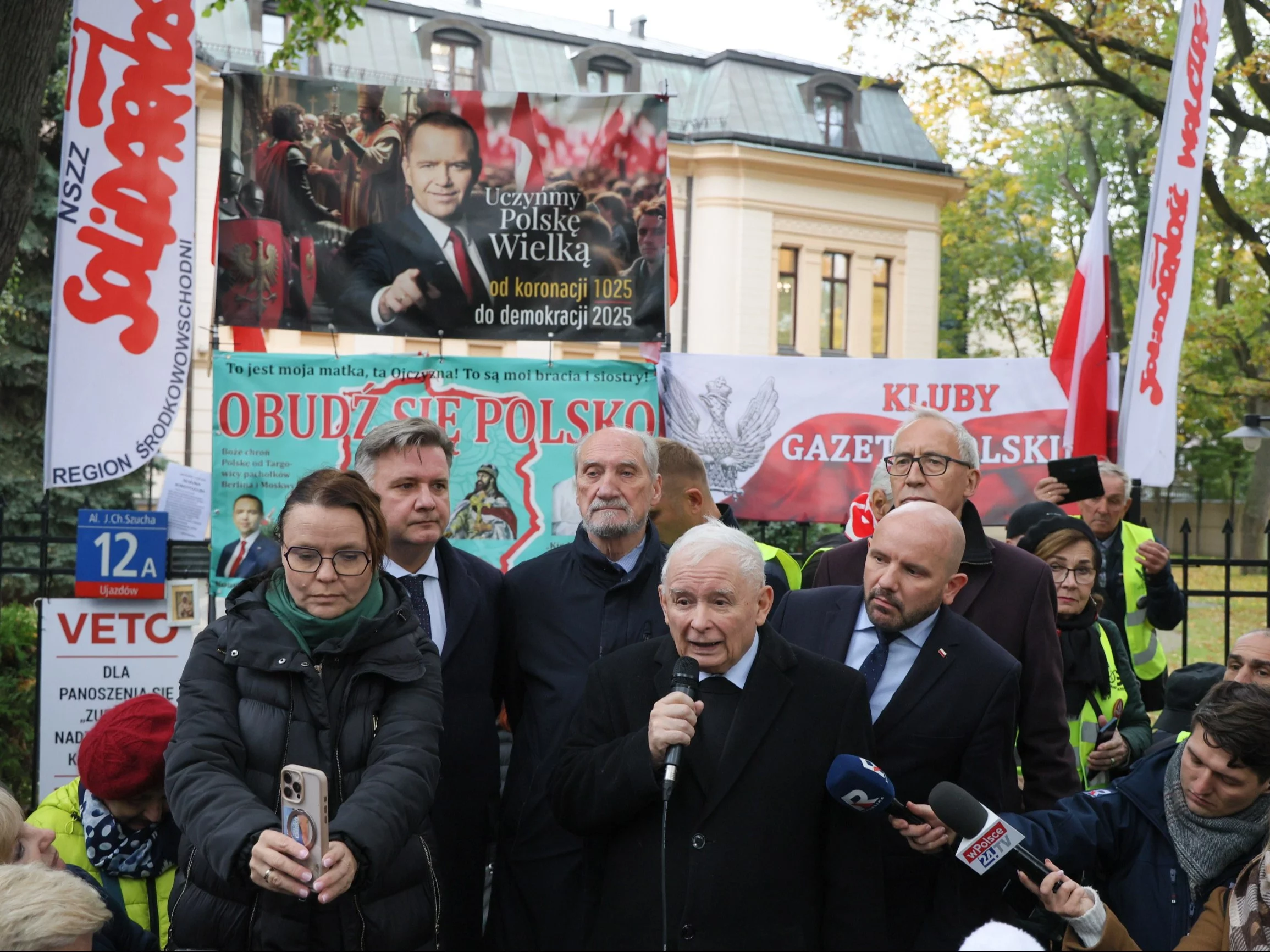 Warszawa, 14.10.2026. Prezes PiS Jarosław Kaczyński (C) i politycy partii podczas protestu przed siedzibą Trybunału Konstytucyjnego
