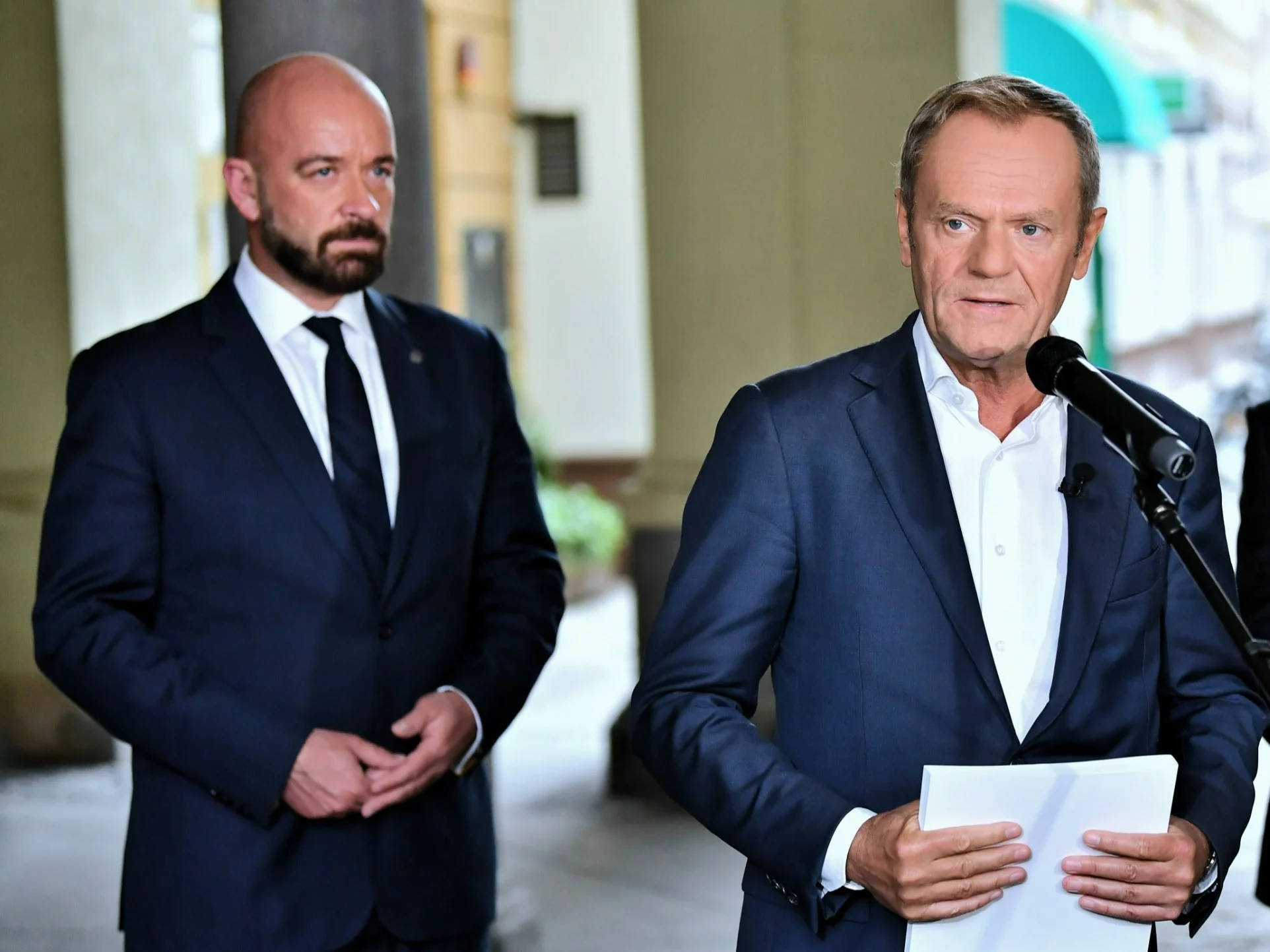 Premier Donald Tusk (P) i prezydent Wrocławia Jacek Sutryk (L) na konferencji prasowej