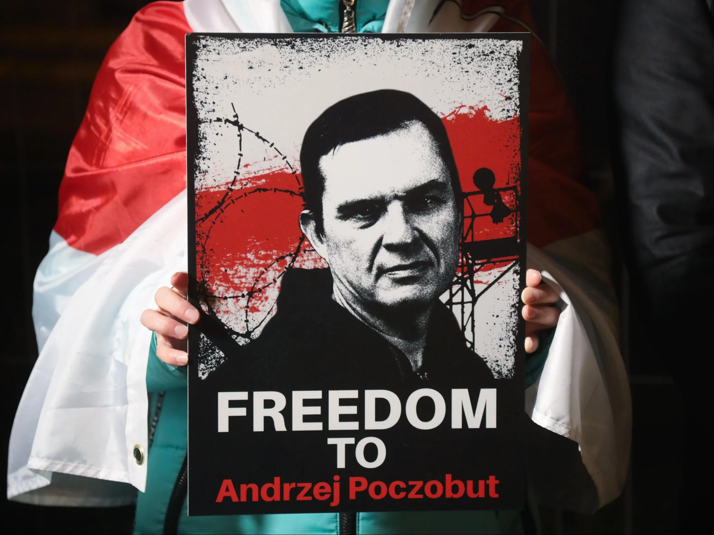 Akcja solidarności z Andrzejem Poczobutem na skwerze przy pomniku Jerzego Popiełuszki w Białymstoku w lutym 2024 r.