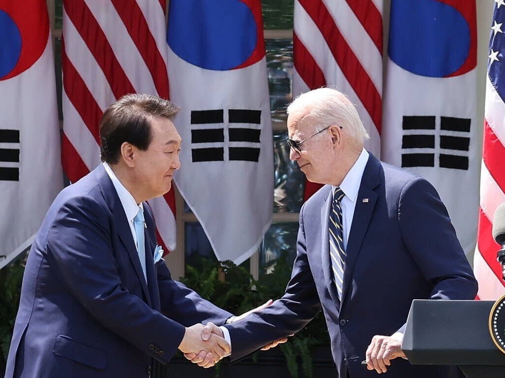 Prezydent Korei południowej Yoon Suk Yeol i  prezydent USA Joe Biden