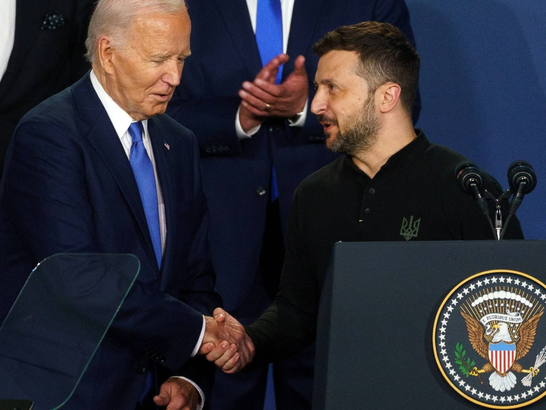 Prezydent Joe Biden i prezydent Wołodymyr Zełenski podczas szczytu NATO