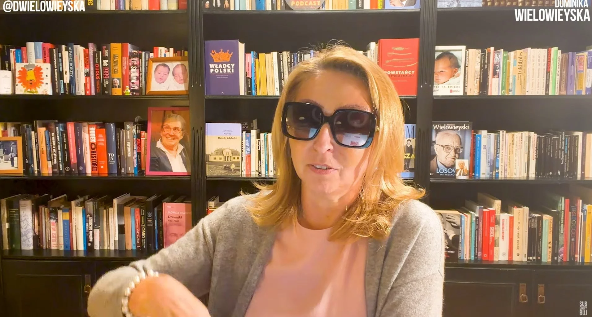 Dominika Wielowieyska w swoim podcaście na YouTube