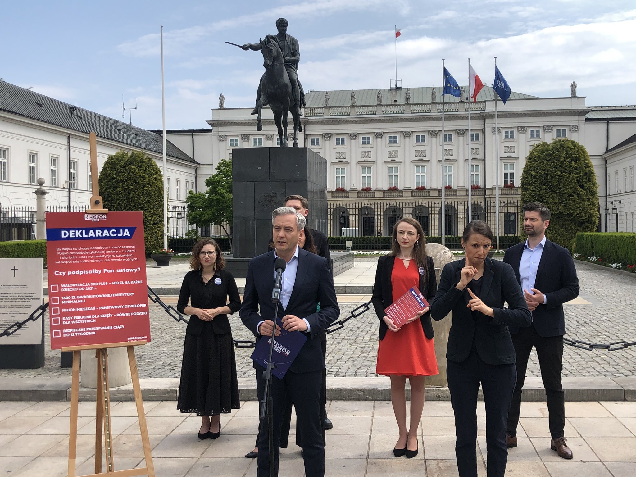 Robert Biedroń przed Pałacem Prezydenckim w Warszawie