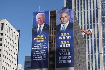Billboard przedstawiający Benjamina Netanjahu i Joe Bidena