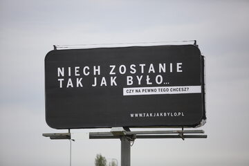 Billboard z napisem „Niech zostanie tak jak było. .." przy alei Wojska Polskiego w Kaliszu,