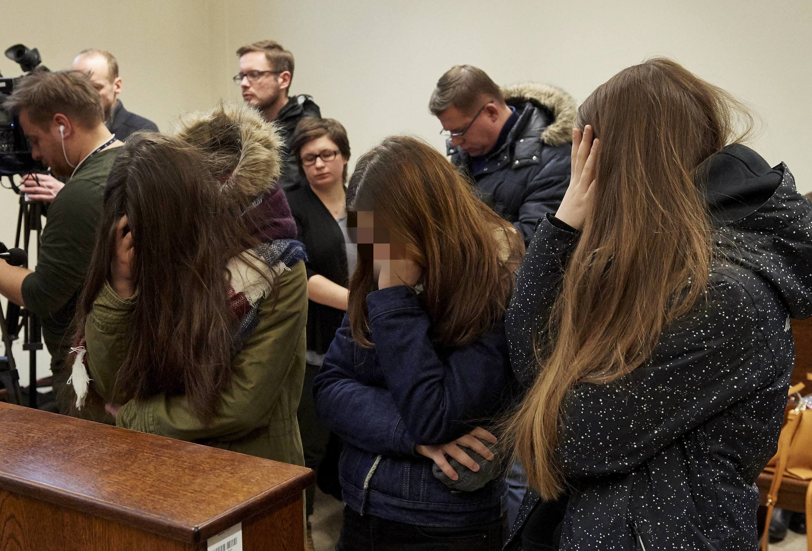 Gimnazjalistki oskarżone o pobicie uczennicy gdańskiego Gimnazjum nr 3 podczas ogłoszenia wyroku w Sądzie Rejonowym w Gdańsku - Południe