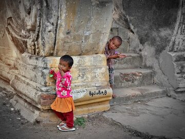 Birmańskie dzieci przy zniszczonej świątyni, zdjęcie ilustracyjne