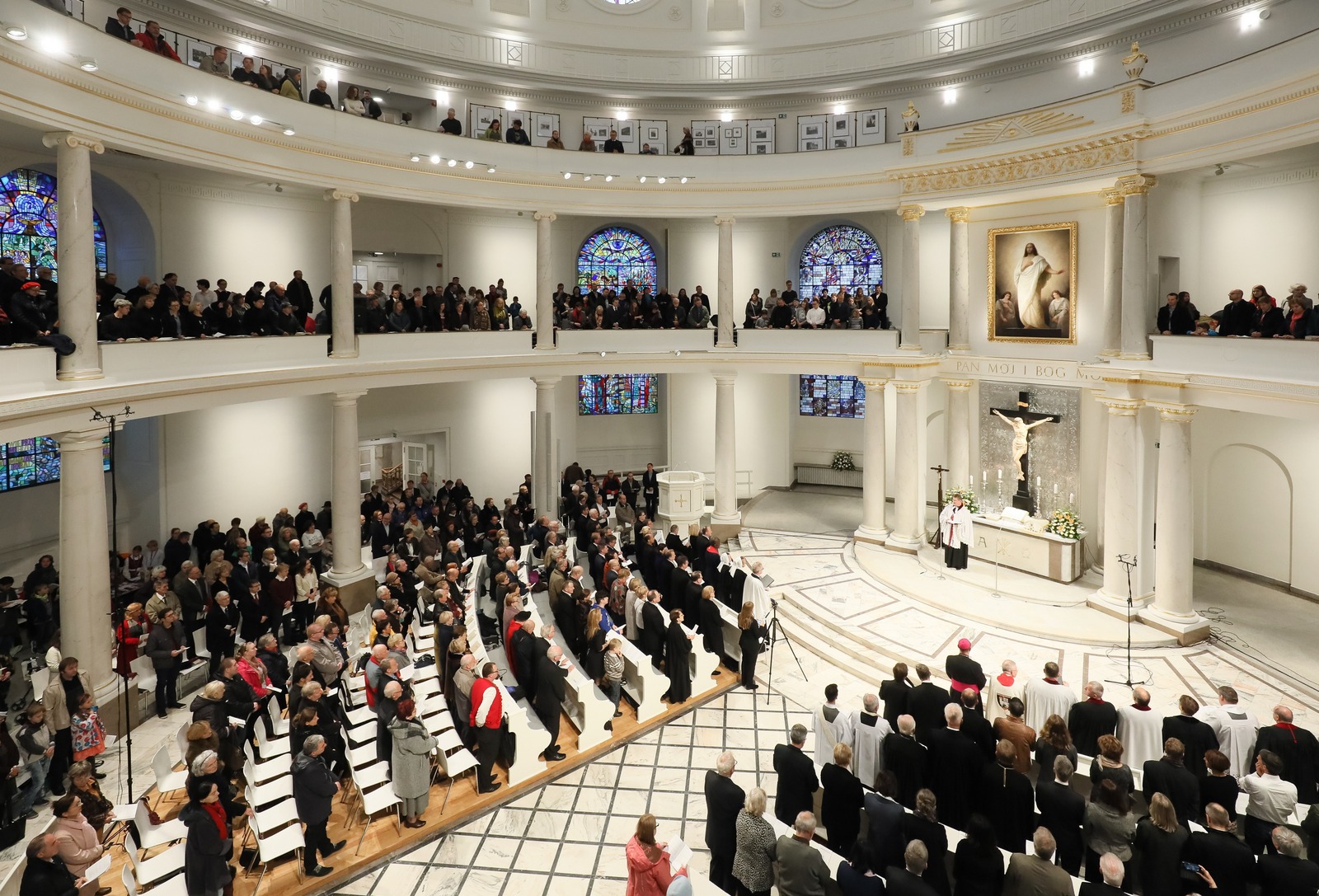 Zwierzchnik Kościoła Ewangelicko-Augsburskiego w RP biskup Jerzy Samiec (C), podczas nabożeństwa jubileuszowego, w 500-lecie reformacji,