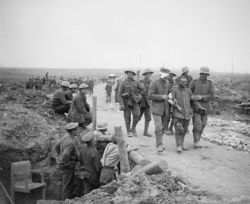 Bitwa nad Sommą. Niemieccy jeńcy mijają brytyjskie pozycje, 3 września 1916