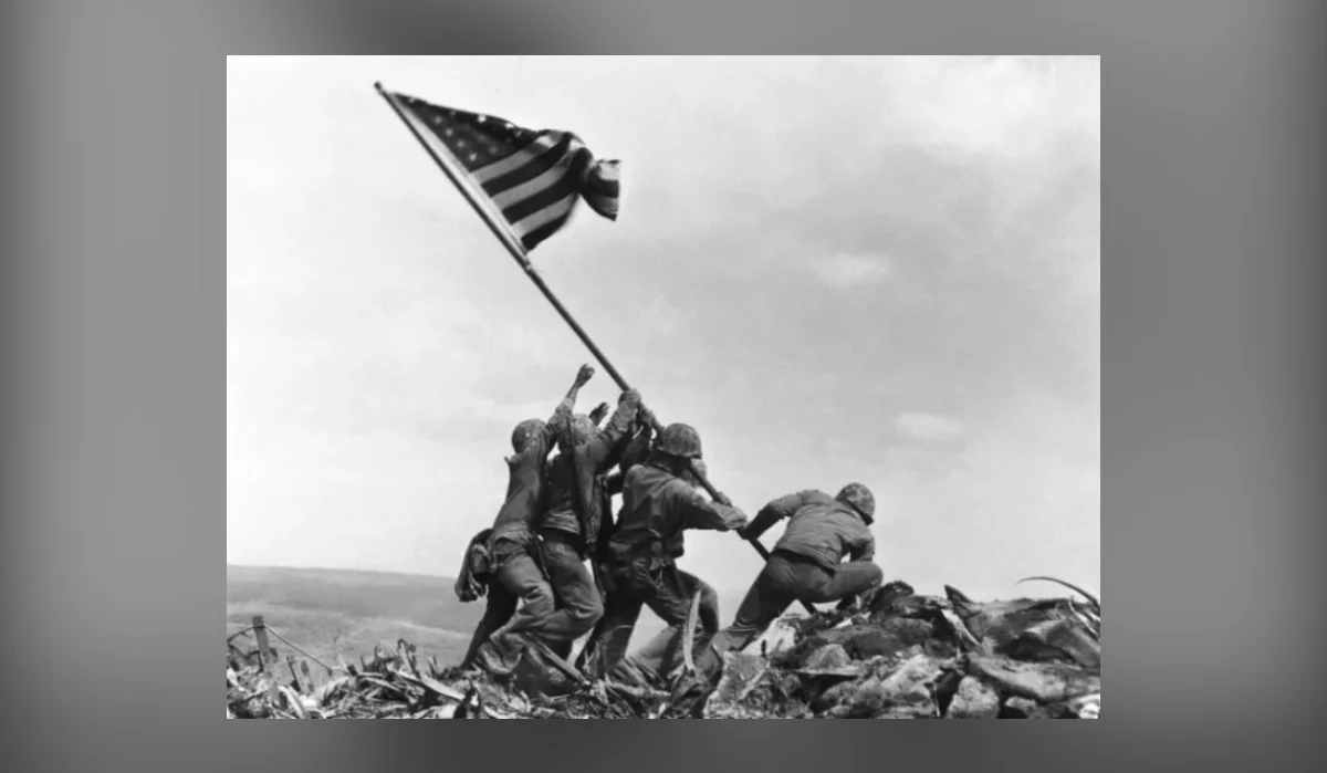 Bitwa o Iwo Jimę, amerykańscy żołnierze ustawiają flagę USA