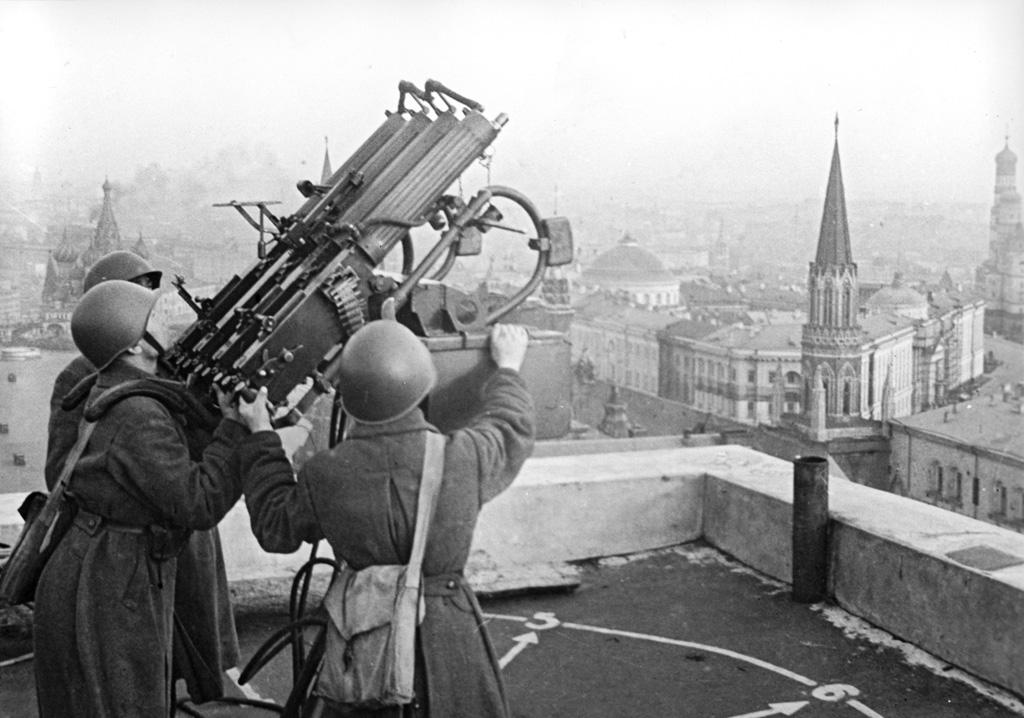 Żołnierze obrony przeciwlotniczej na dachu hotelu Moskwa, 1 sierpnia 1941 r.