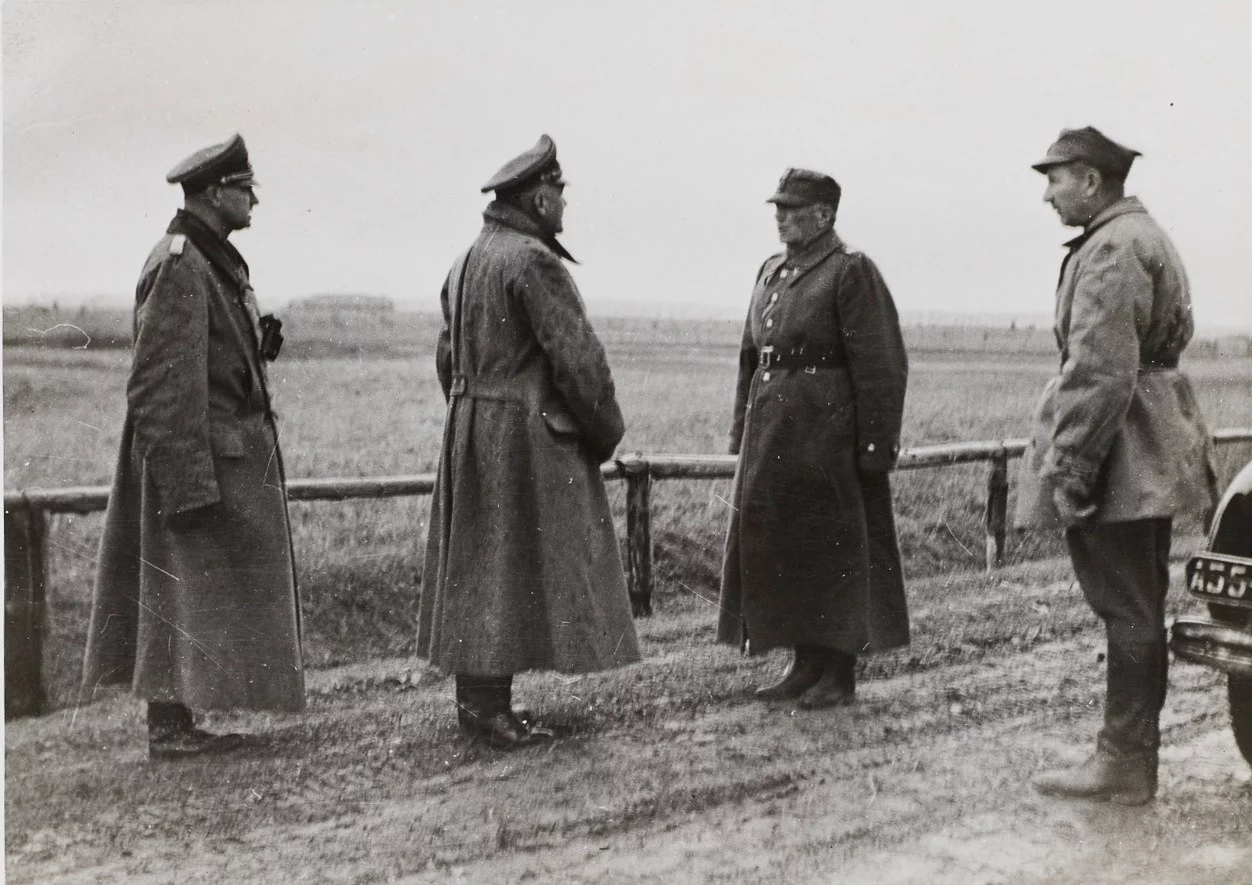 Generał Paul Otto przyjmuje od gen. Franciszka Kleeberga kapitulację Samodzielnej Grupy Operacyjnej „Polesie” pod Kockiem. 6.10.1939