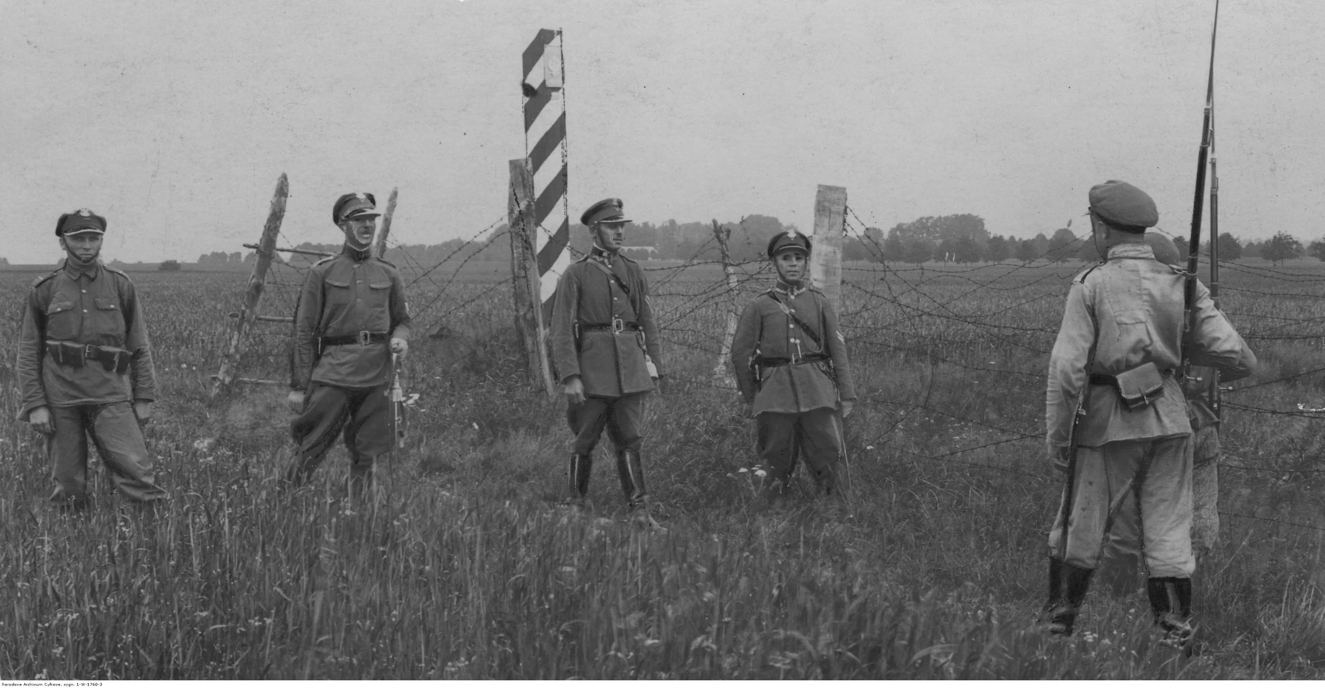 Żołnierze KOP-u na granicy polsko-sowieckiej, podczas spotkania z patrolem sowieckim, lata 30. XX wieku