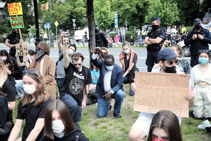 Warszawa: Protest przeciwko brutalności policji wobec osób ciemnoskórych w Stanach Zjednoczonych