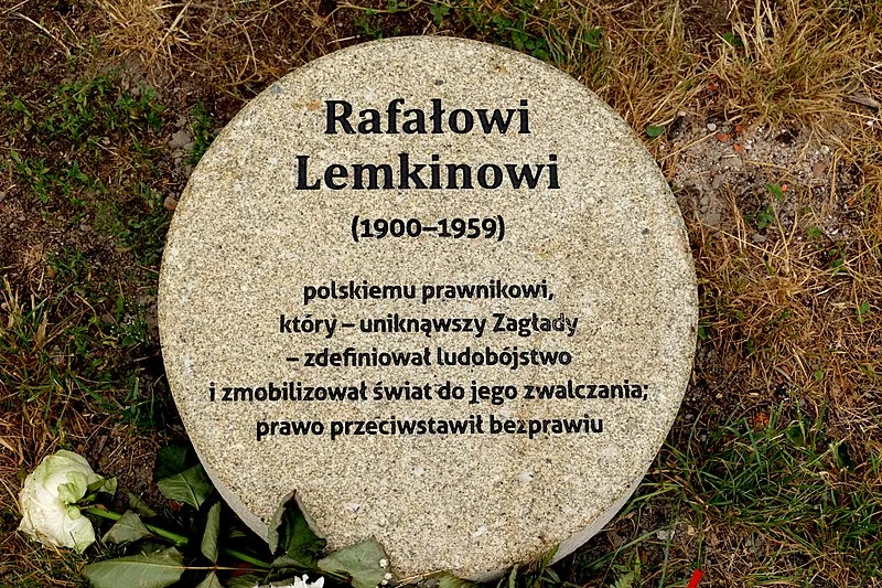 Obelisk upamiętniający Rafała Lemkina w Ogrodzie Sprawiedliwych w Warszawie