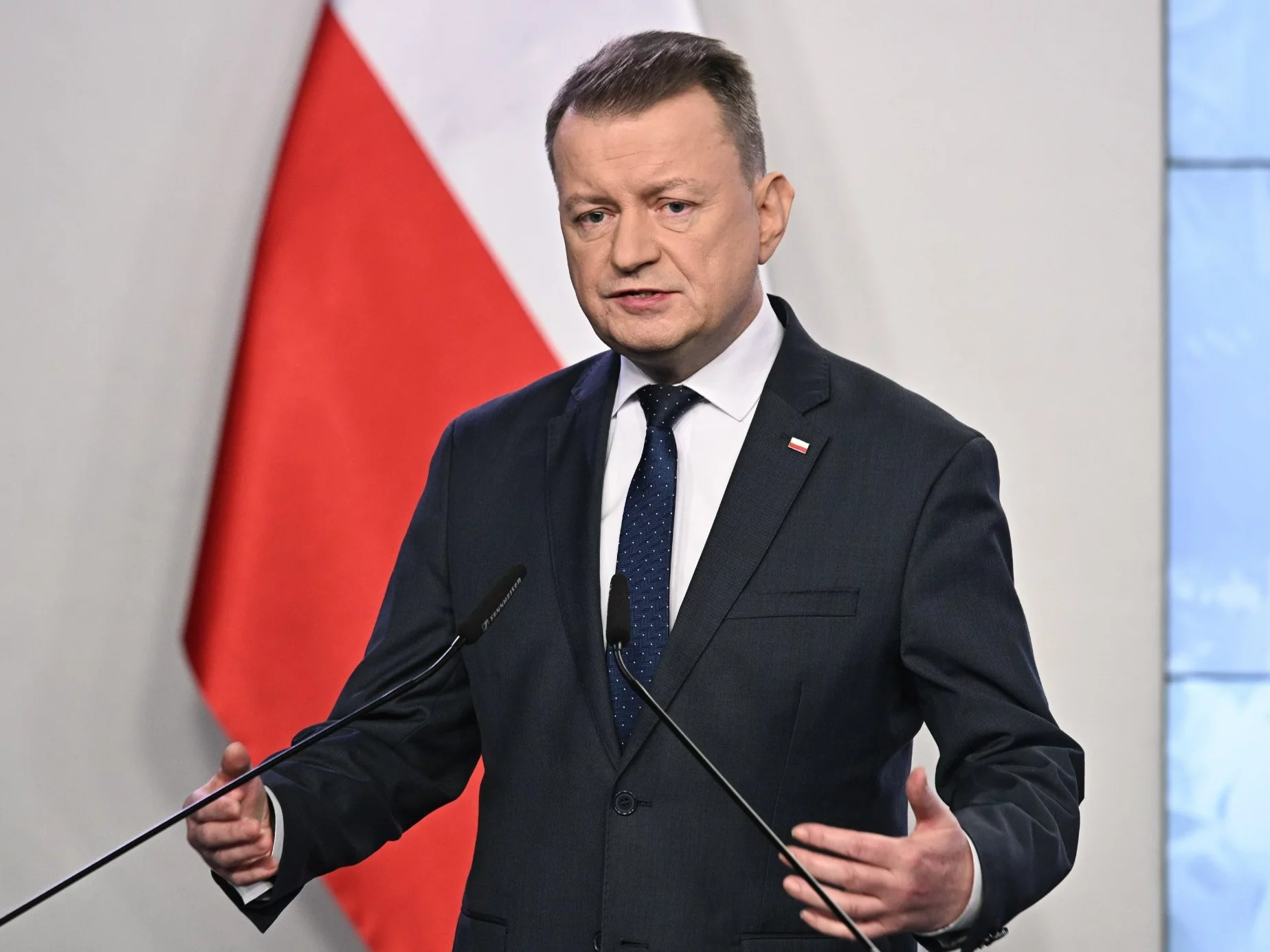 "Urlop nie jest poważną sprawą". Błaszczak odcina się Tuskowi