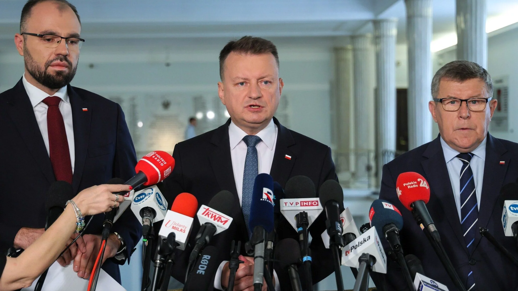 Posłowie PiS: Krzysztof Szczucki (L), Zbigniew Kuźmiuk (P) i Mariusz Błaszczak (C) Posłowie PiS: Krzysztof Szczucki (L), Zbigniew Kuźmiuk (P) i Mariusz Błaszczak (C)