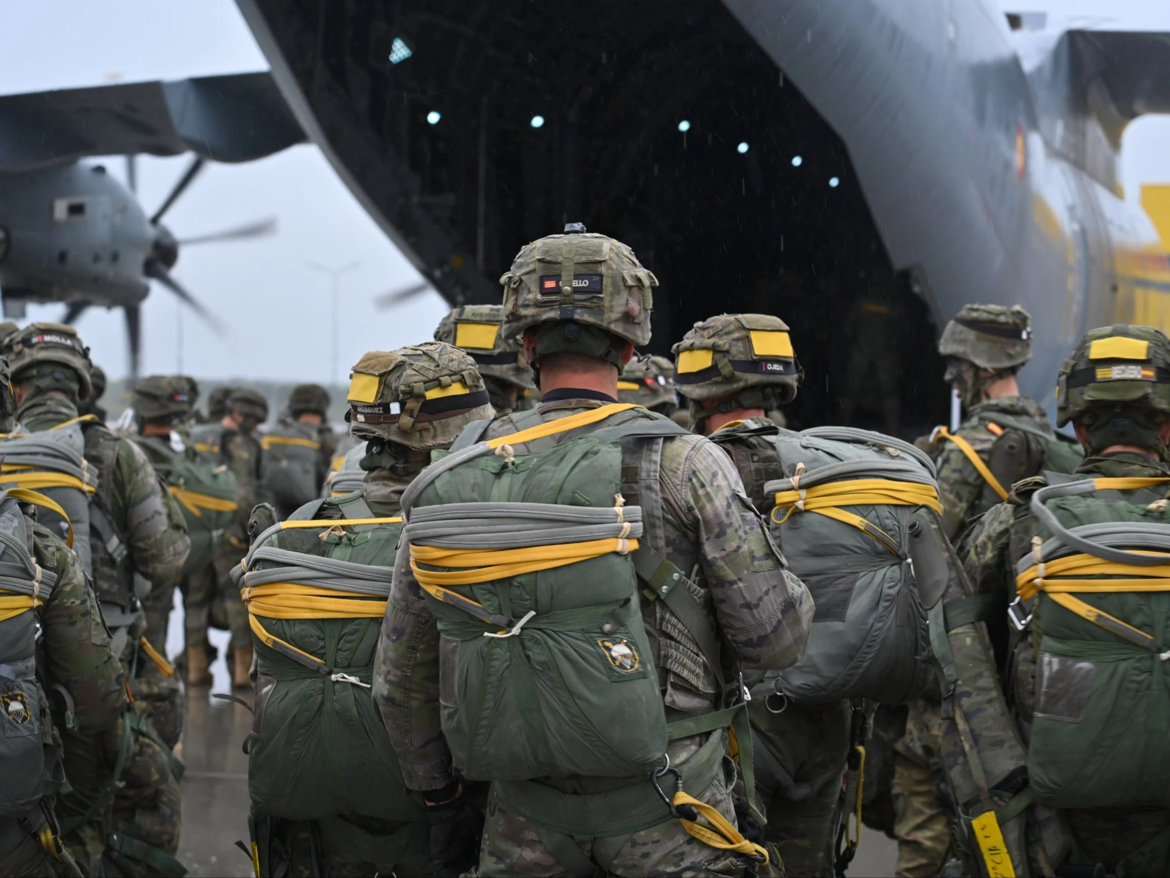 Spadochroniarze armii hiszpańskiej wsiadają na pokład samolotu transportowego podczas ćwiczeń NATO