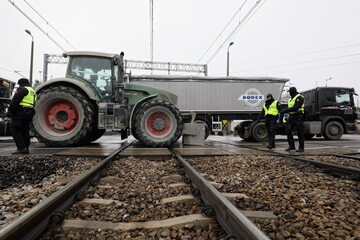 Blokada torów przez podwykonawców włoskiej firmy Astaldi na przejeździe kolejowo-drogowym w Parzniewie,