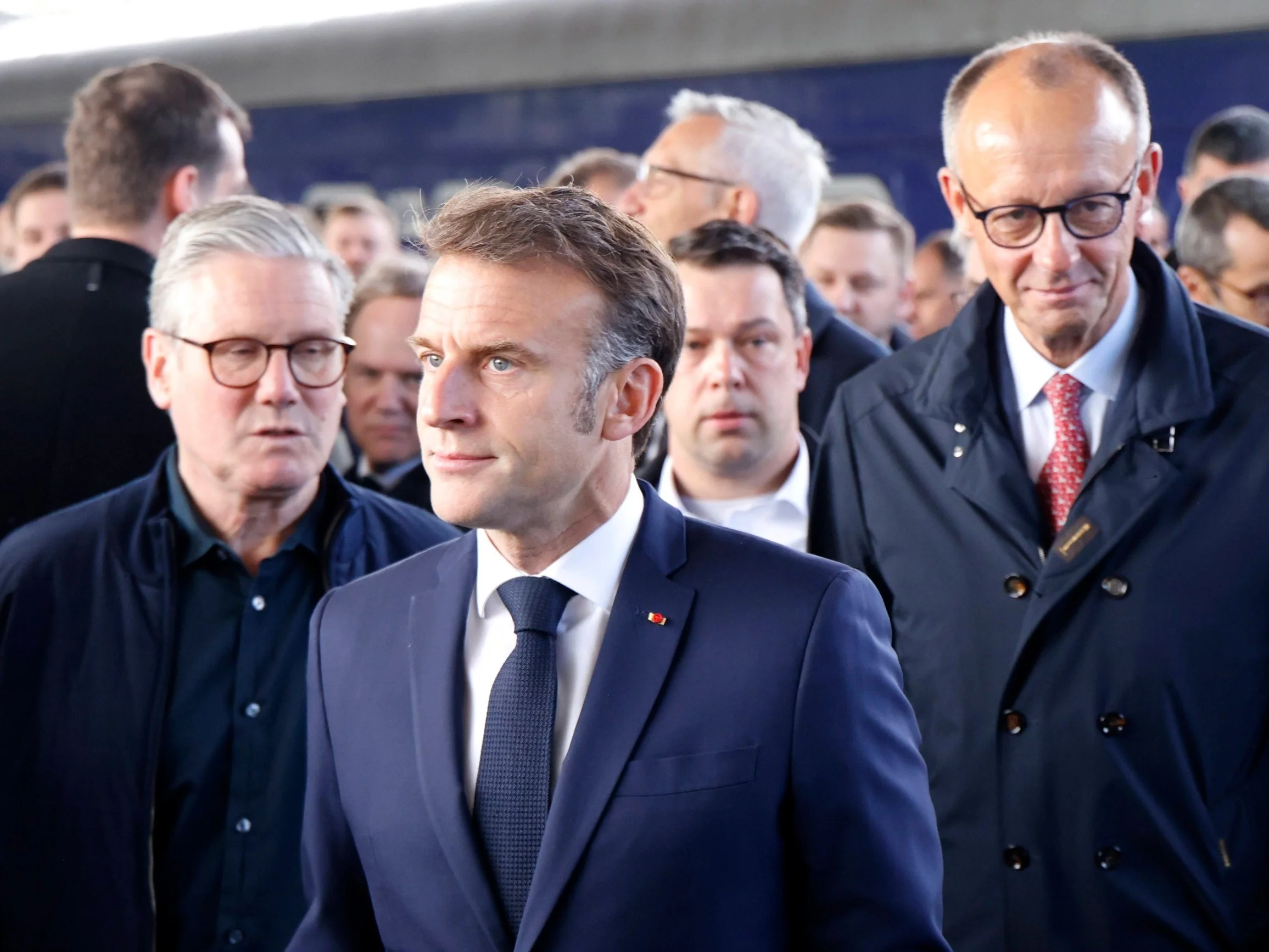 Kanclerz Niemiec Friedrich Merz (P), prezydent Francji Emmanuel Macron (C) i premier Wielkiej Brytanii Keir Starmer (L)
