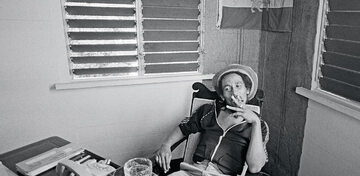 Bob Marley w swoim domu, w którym przeprowadzono jeden z zamachów na jego życie