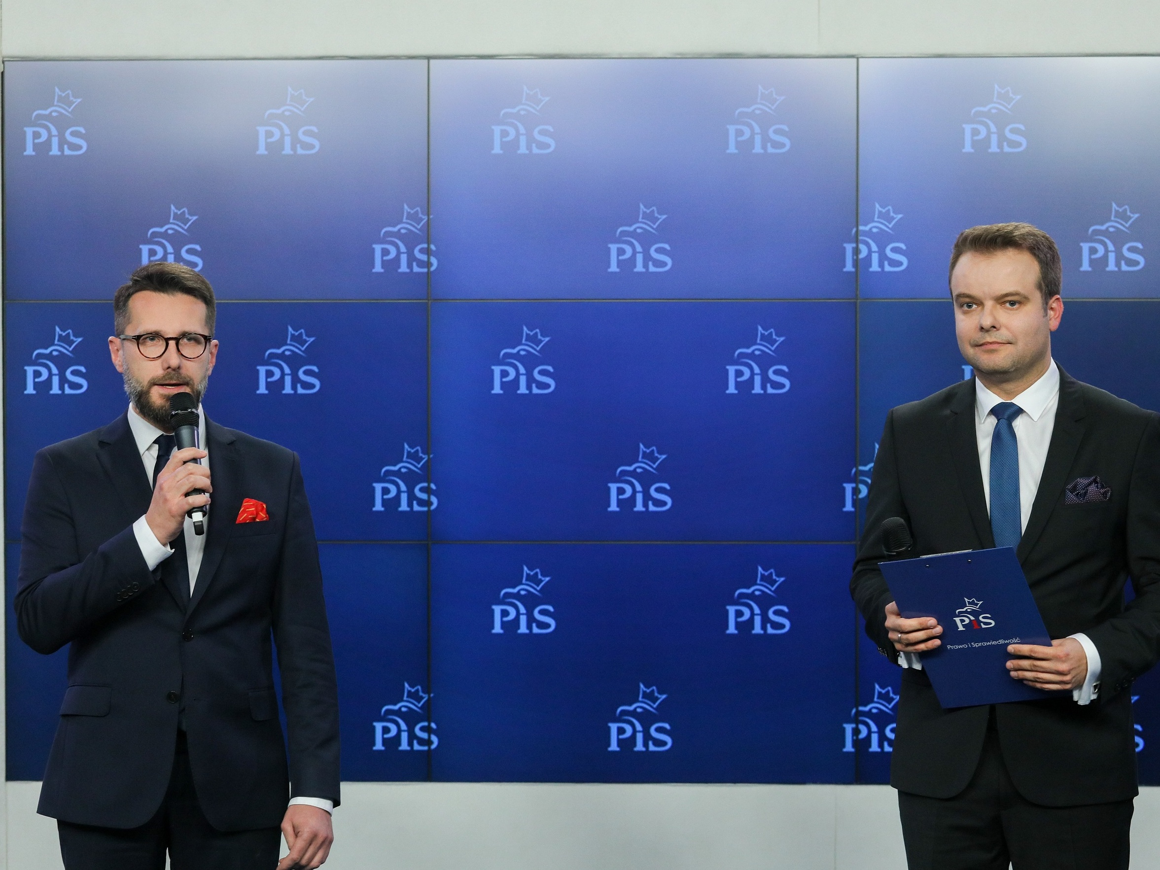 Przewodniczący sejmowej Komisji Spraw Zagranicznych Radosław Fogiel (L) i nowy rzecznik prasowy PiS Rafał Bochenek (P).