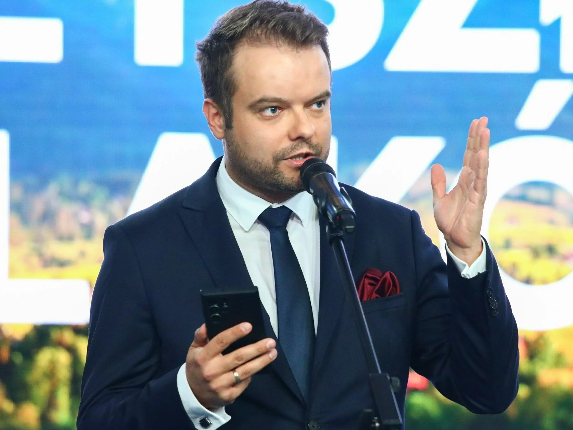 "Sprawa ma pewien dłuższy kontekst". Bochenek o zawieszeniu radnych PiS