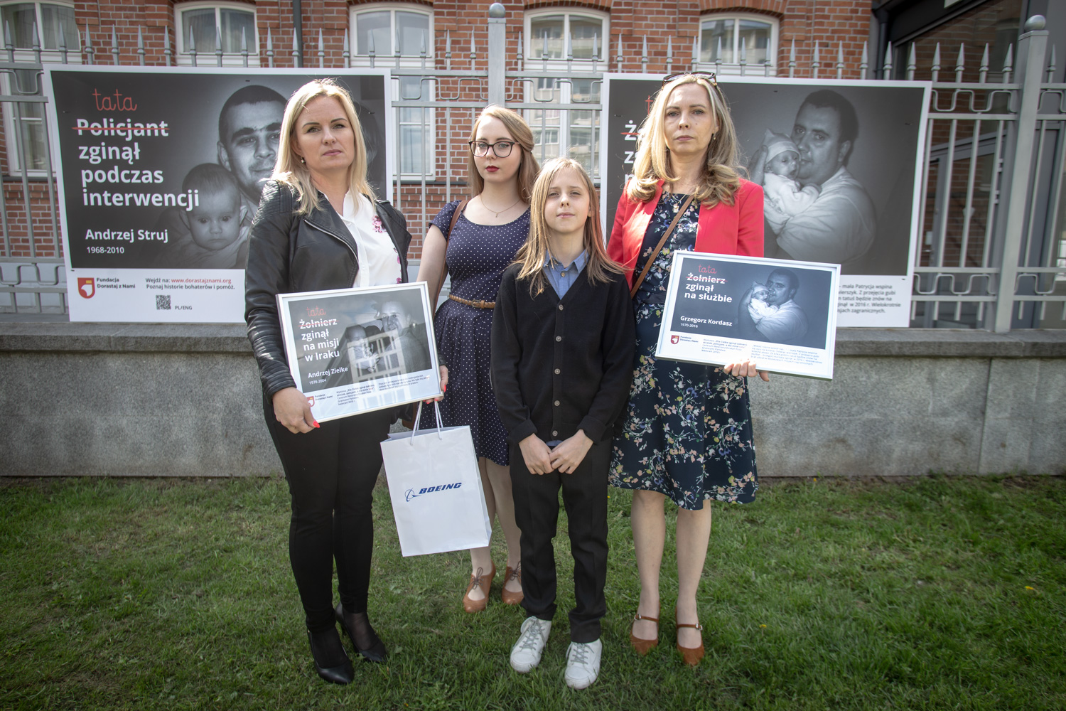 Podopieczni Fundacji Dorastaj z Nami na tle wystawy